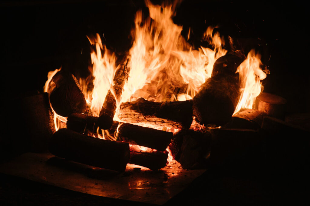 Flammes d'un feu de bois