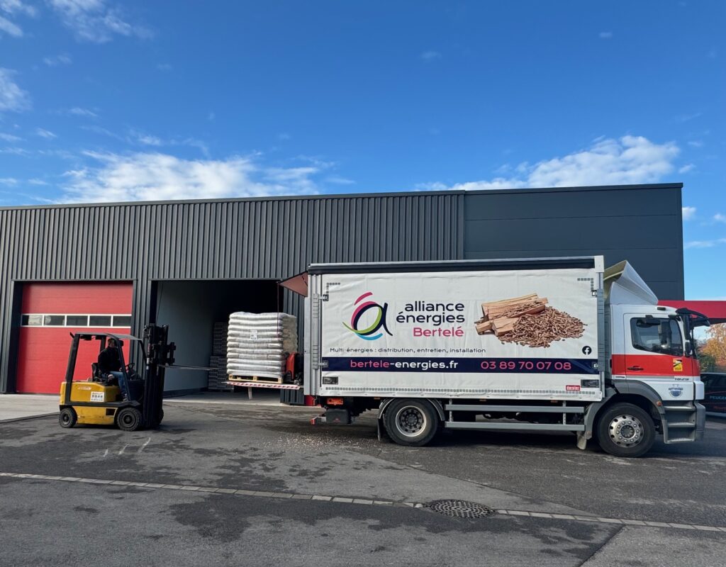 Camion de livraison de granulés devant le dépôt Bertelé