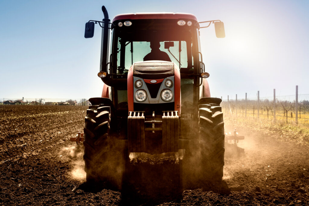 Tracteur dans un champ