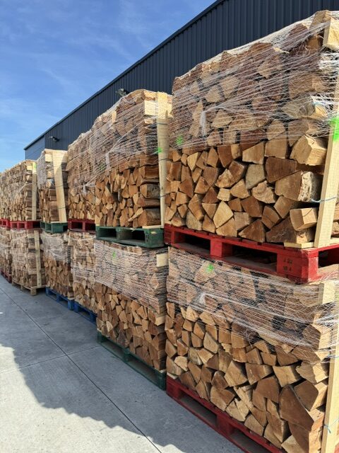 Stock de bûches de bois sur palettes