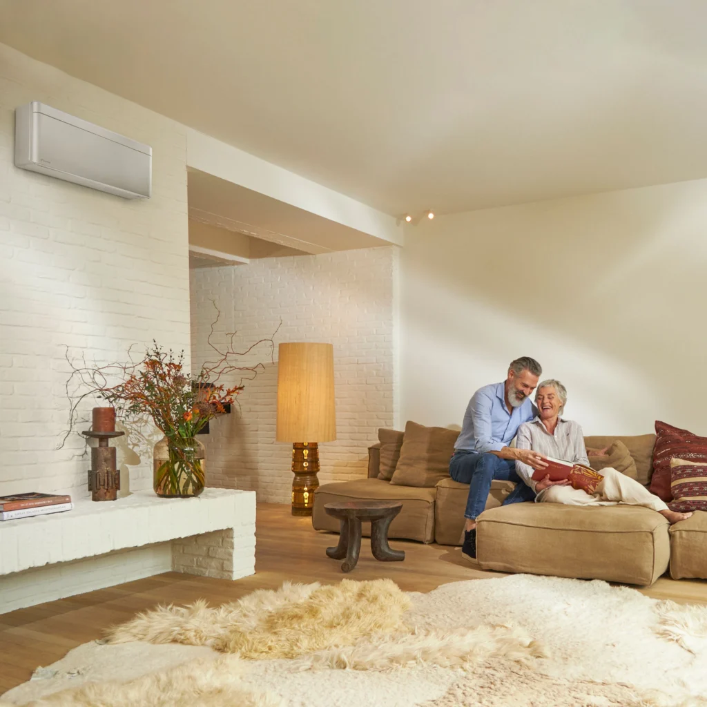 Climatisation réversible murale dans un salon