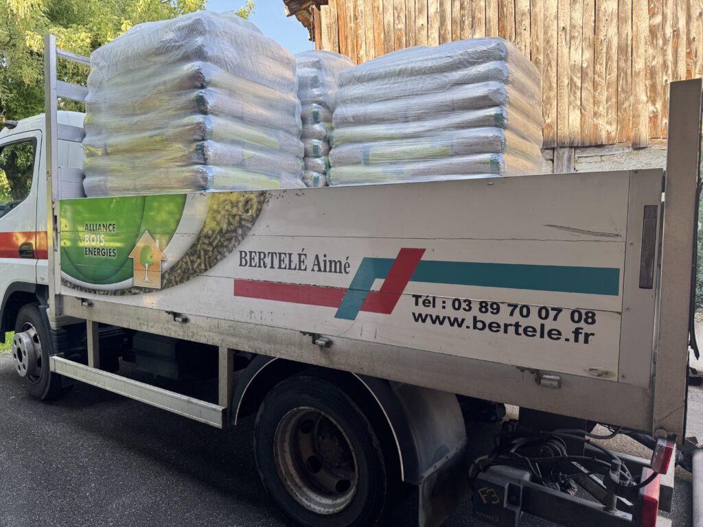 Camion de livraison de granulés en sacs