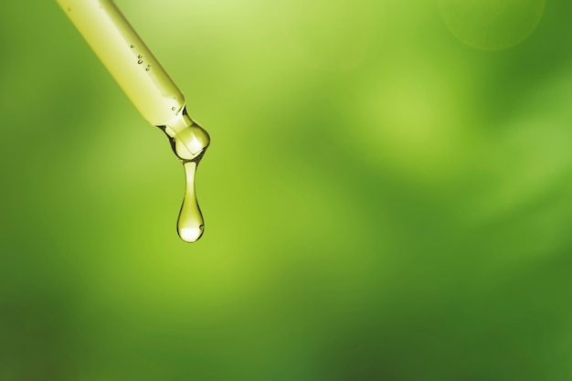 Goutte de biocarburant sur une feuille