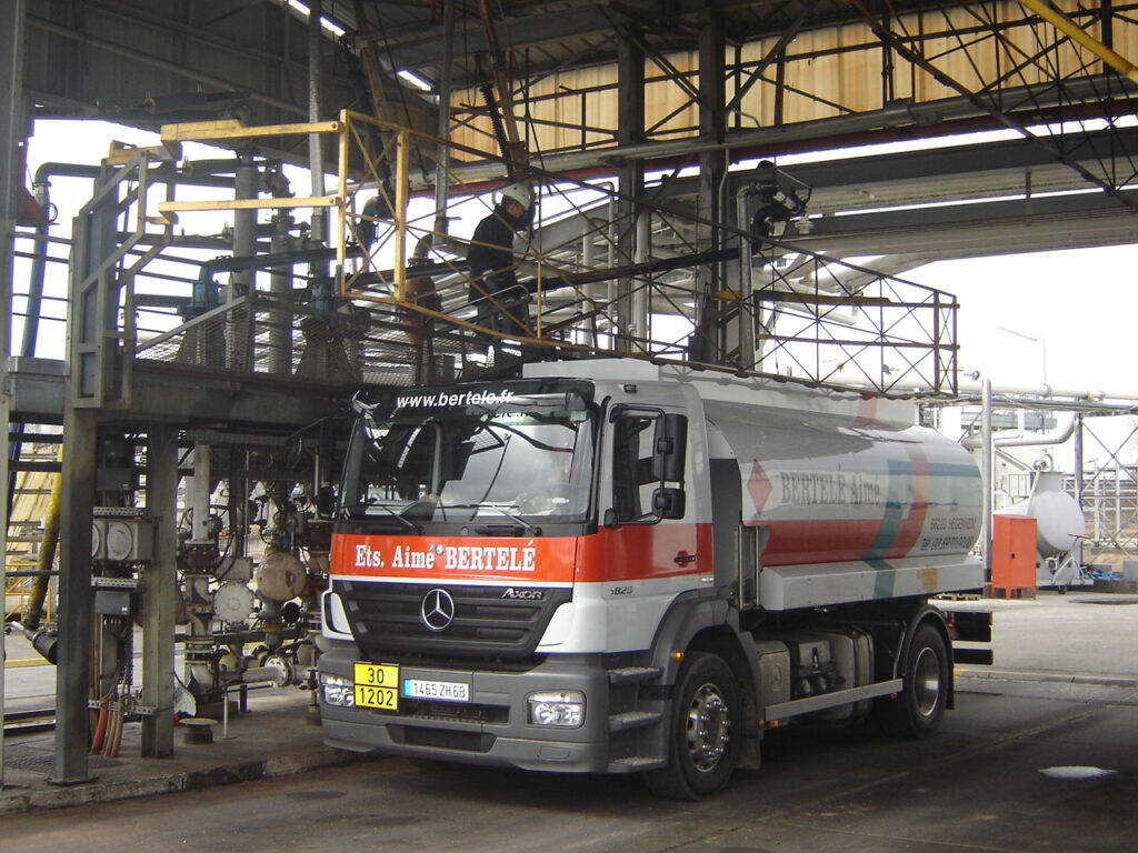 Camion citerne Bertelé au chargement en 2008