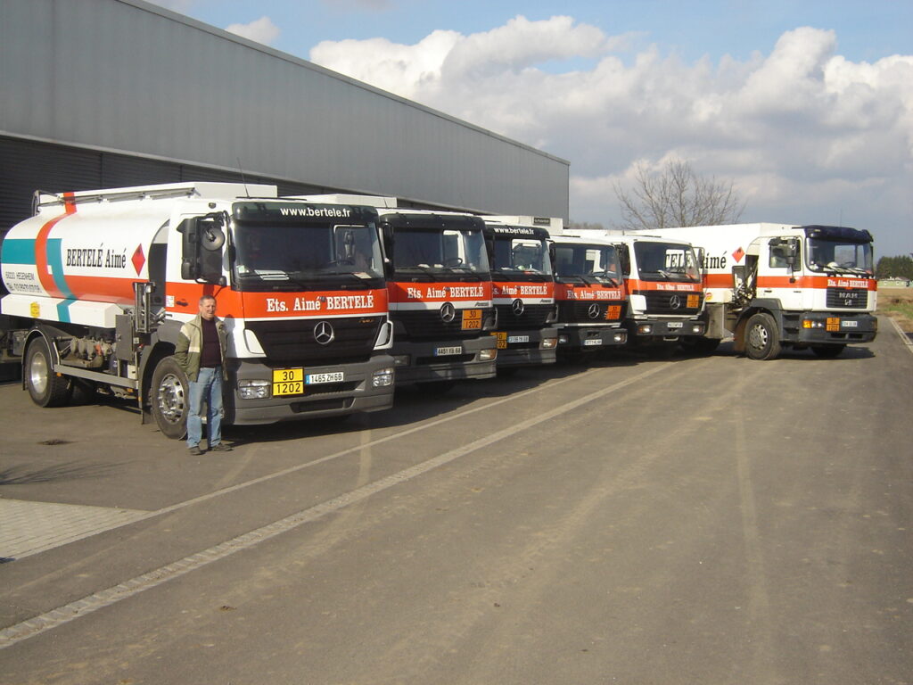 Camions citernes Bertelé alignés en 2008