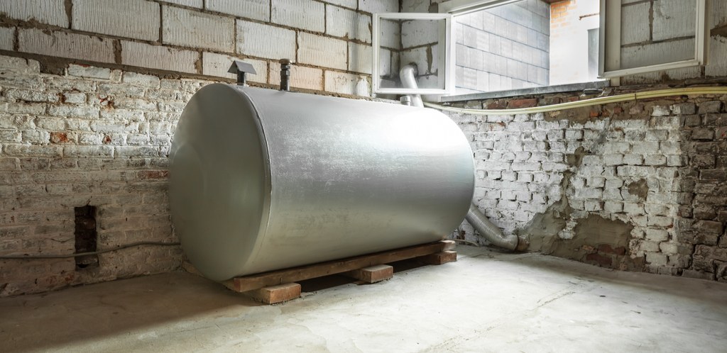 Cuve à fioul métallique installée dans un sous-sol
