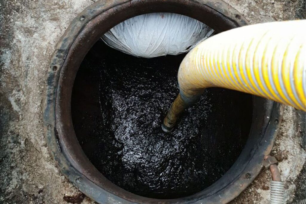 Aspiration des boues lors du nettoyage d’une cuve à fioul
